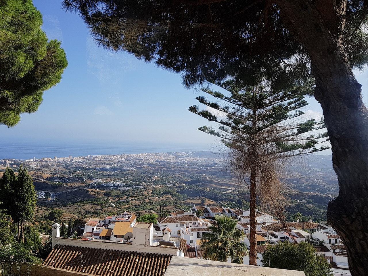 view-from-the-coach-of-the-village-of-mijas-and-th-2022-11-11-06-47-06-utc-ve-velke-velikosti